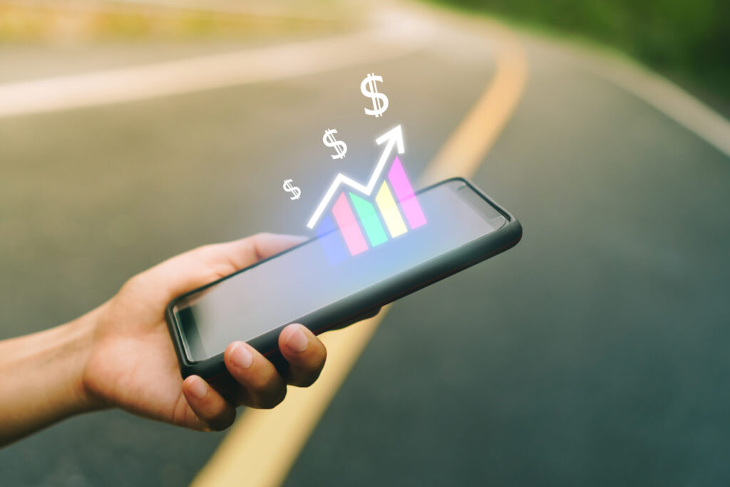 スマートフォンでポイ活をして収益を得るイメージ