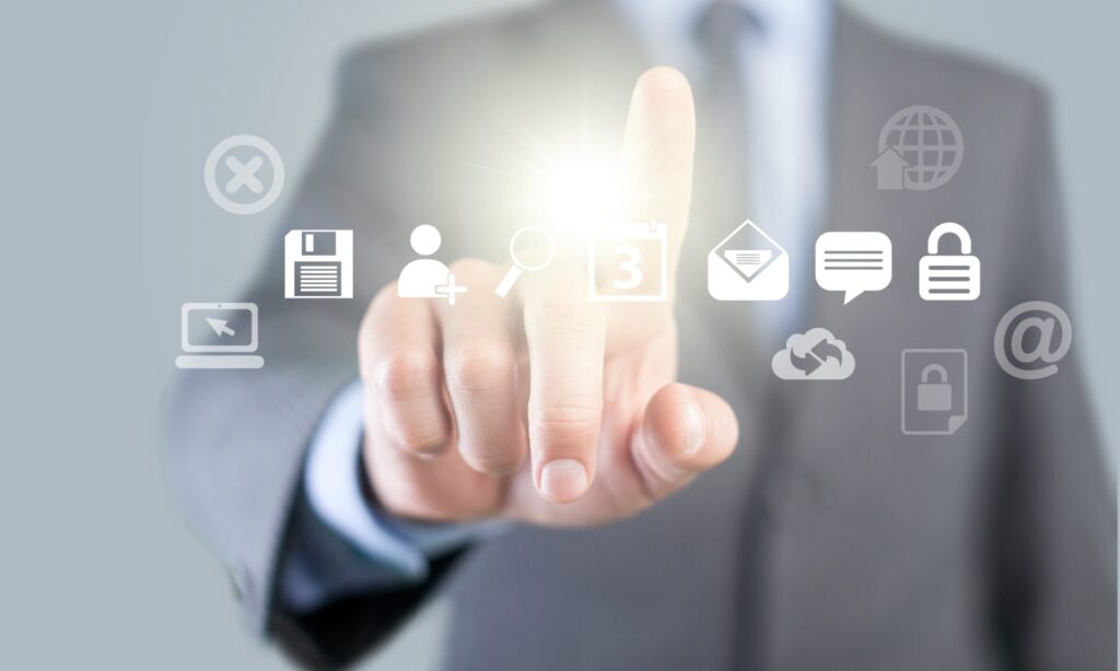 スーツ姿の人物が、カレンダーやメールなどのデジタルアイコンが浮かぶ画面に指で触れている様子。日々のタスク管理のイメージ。