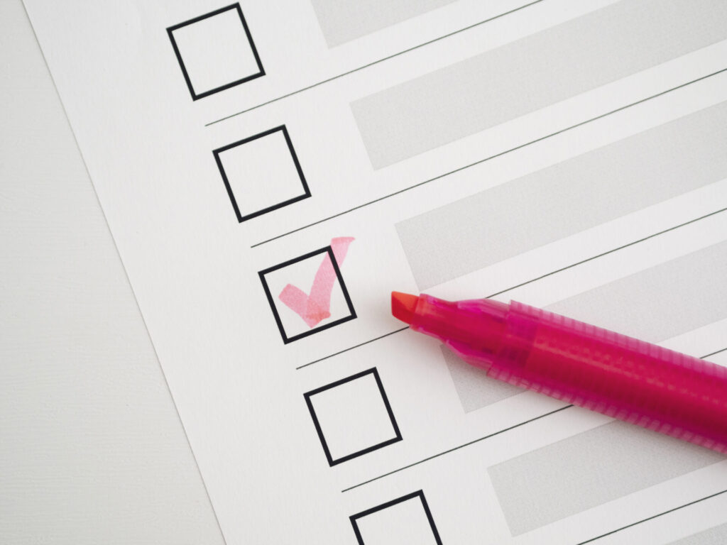 チェックリストの項目にピンク色のマーカーでチェックを入れている画像。新制度でポイントが貯まらない時に確認すべき点（アプリの提示、連携、アップデート）を象徴している。