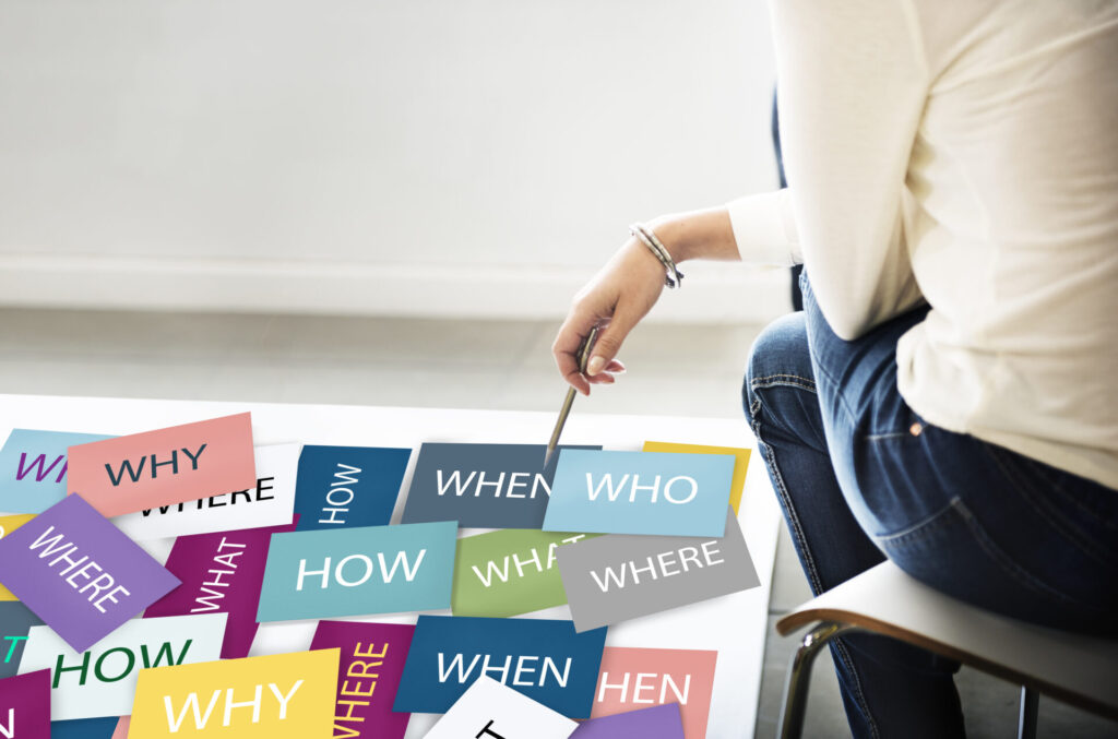 WHY?」「HOW?」「WHEN?」など疑問が書かれたカラフルな付箋を前に、女性が「なぜ無印のポイントが貯まらないのか」と悩んでいる様子のイメージ画像。