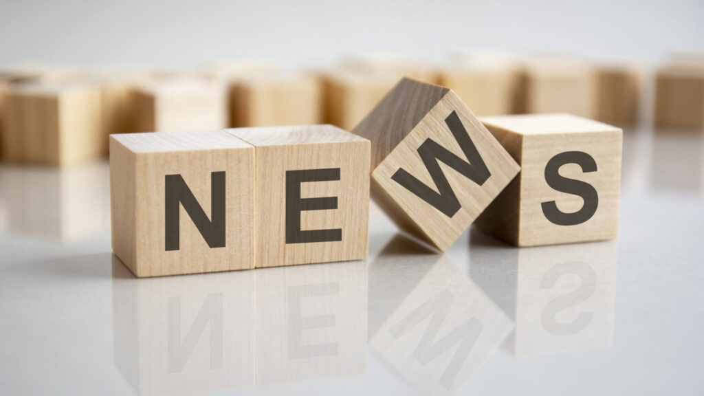 木のブロックで「NEWS」の文字が作られており、最新情報を表している。