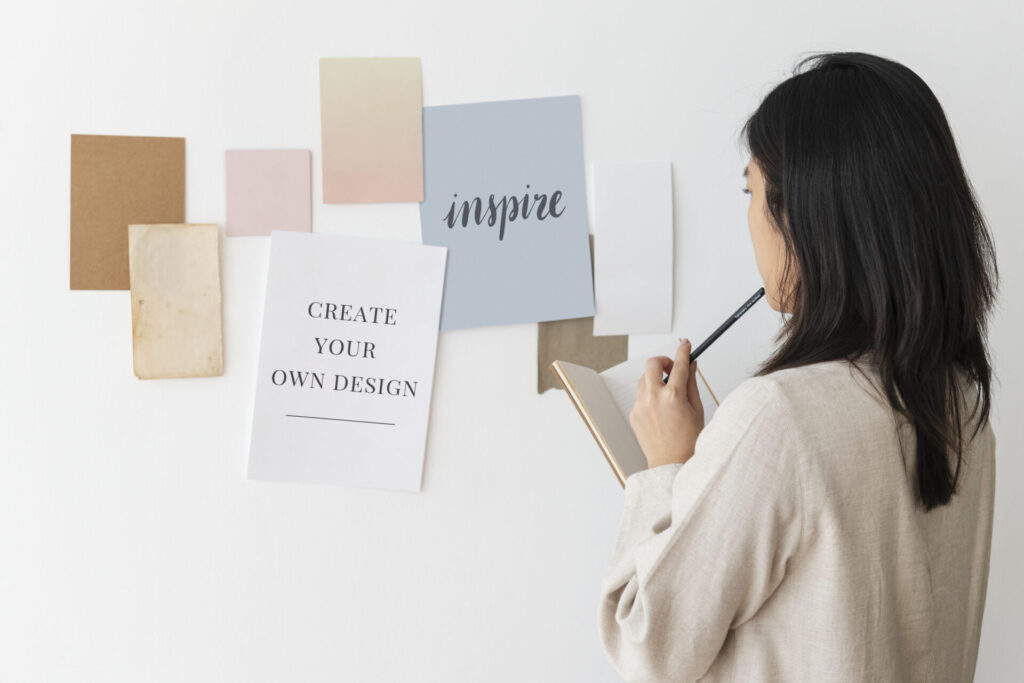 家族旅行に向けてJREポイントとグリーン券の使い方をノートに整理している女性