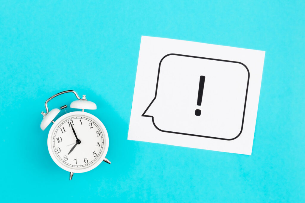 グリーン券やJREポイントの有効期限に注意を促すアラームと感嘆符のイメージ