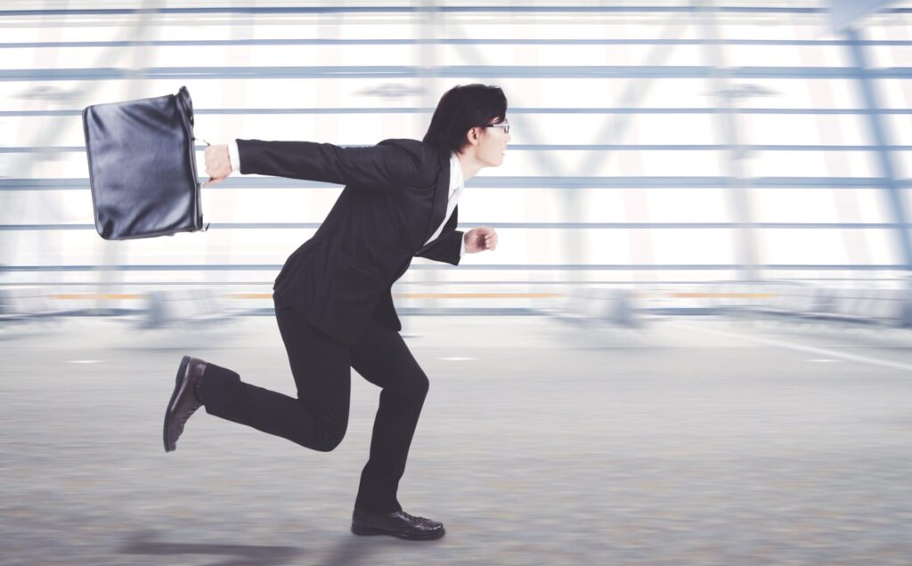 ビジネススーツを着た男性が駆け込み!ポイント交換の最終期限を示すイメージ